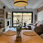 Pou, Charming In Girona Campllong